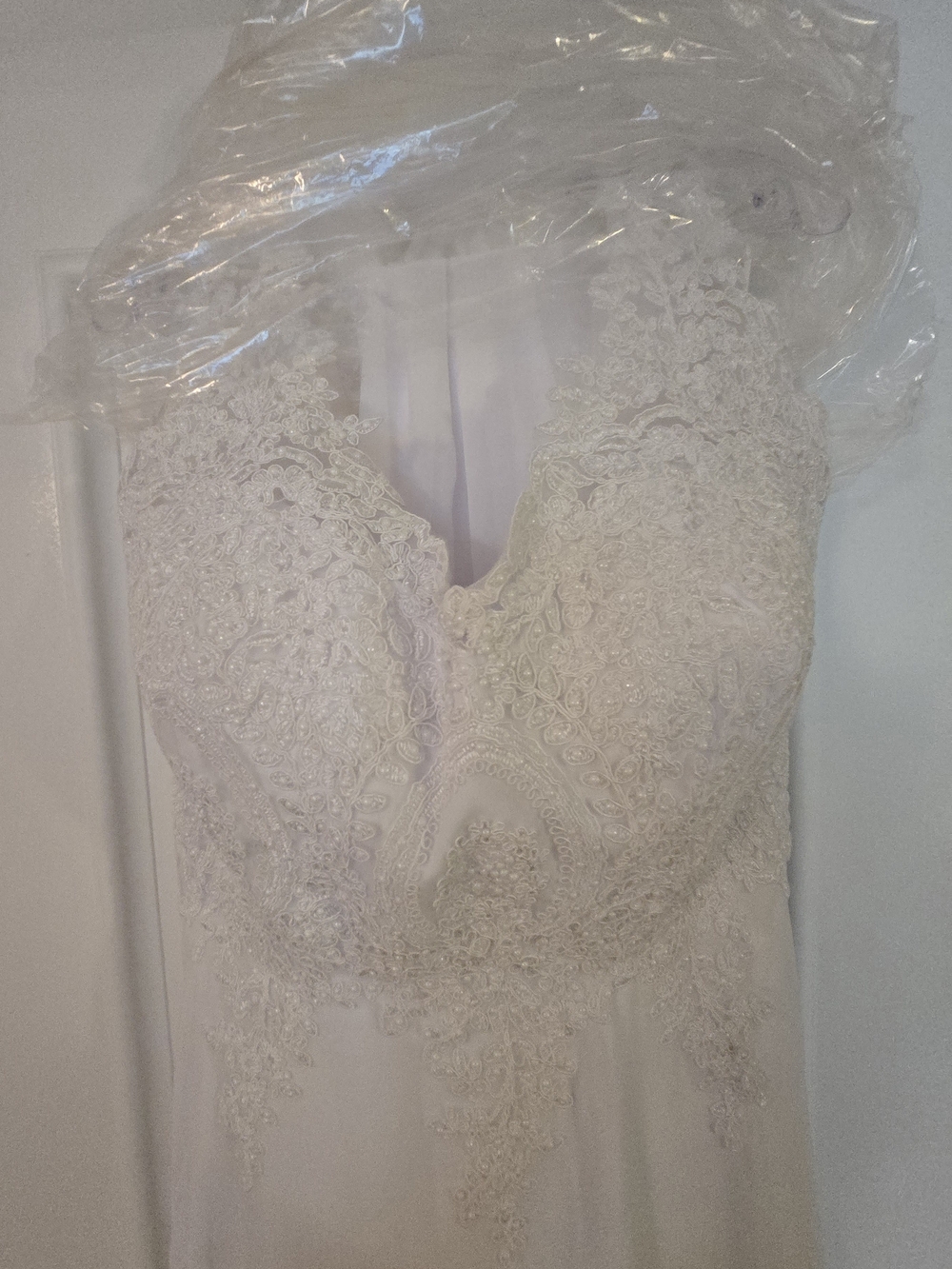 Elegant Lace Appliqué Ivory Wedding Dress